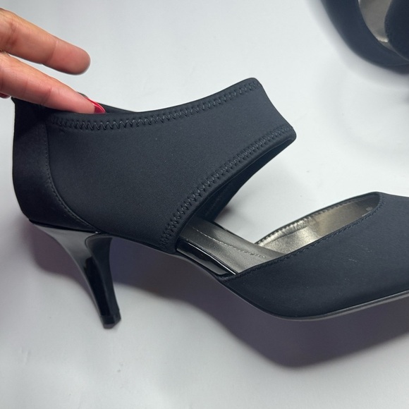 Shoes Bandolino Women's Black Pointed Toe Shoes - Picture 7 of 8